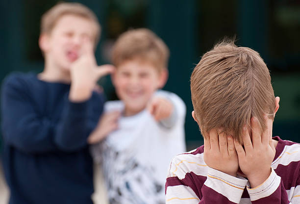 Ragazzo isolato in corridoio scolastico